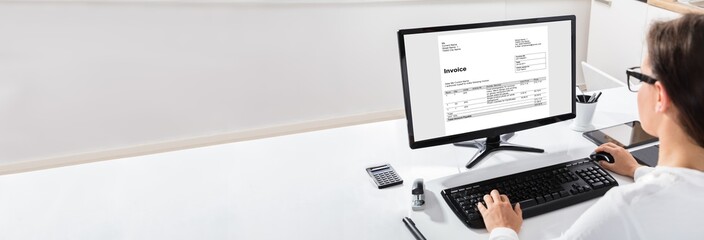 Aufkleber - Woman Using The Computer With Invoice Form On Screen