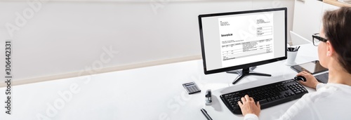 Fotomural Woman Using The Computer With Invoice Form On Screen