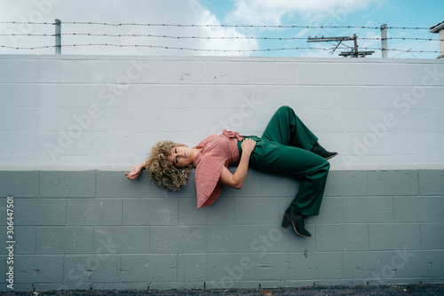 Fotomural woman posing for fashion shoot