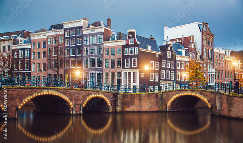 Fotografía Stunning Amsterdam canals and typical dutch houses in capital of Netherlands, Eu
