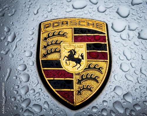 Fotografía Porsche Logo Badge Crest Hood Ornament Closeup in the Rain