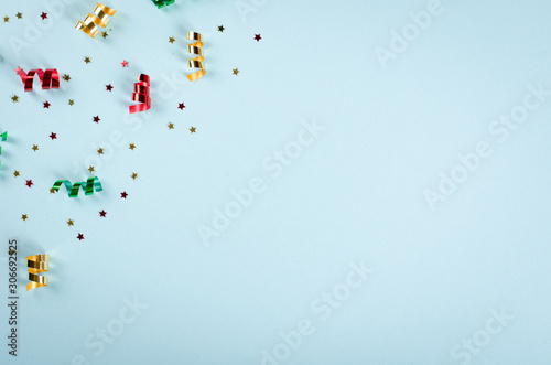 Cuadros en Lienzo Colored confetti and air balloons composition on blue background, party and celebration decoration