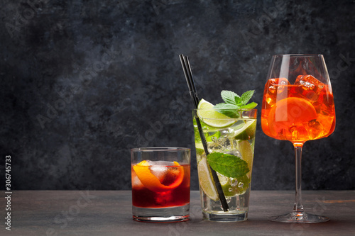 Fotomural Three classic cocktail glasses