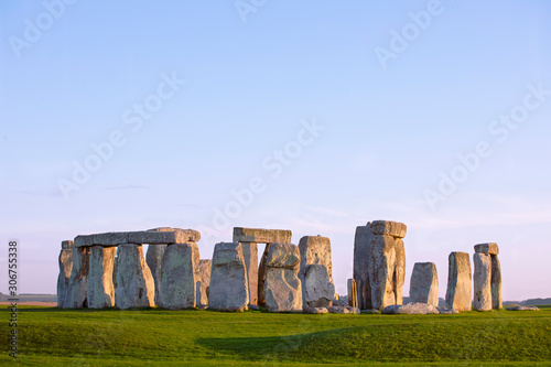 Fotografía Stonehenge, clear evening sky