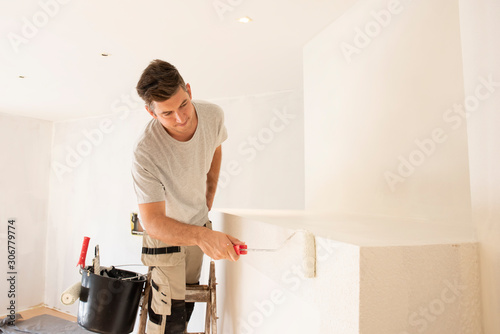 Cuadros en Lienzo Shot of professional contractor painter refurbishing the apartment