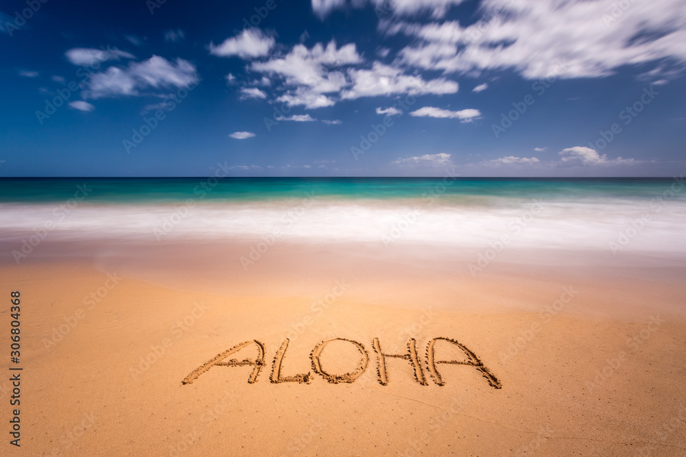The word aloha written on the sand of a beach in Kauai, Hawaii - obrazy, fototapety, plakaty 