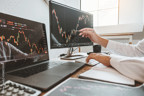 Fotografía Investment stock market Entrepreneur Business team discussing and analysis graph