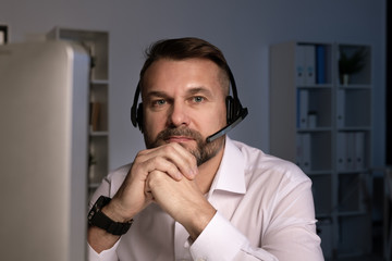 Aufkleber - Telephone operator looking at you while sitting in front of computer screen