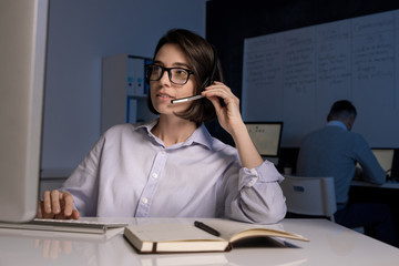 Aufkleber - Young female hotline operator with headset speaking to clients online
