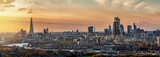 Fototapeta Londyn - Weites Panorama der Stadtlandschaft von London, Großbritannien, während eines Sonnenunterganges im Herbst