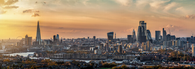 Fototapete - Weites Panorama der Stadtlandschaft von London, Großbritannien, während eines Sonnenunterganges im Herbst