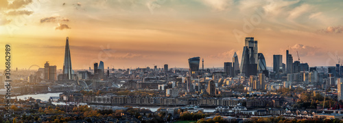 Cuadros en Lienzo Weites Panorama der Stadtlandschaft von London, Großbritannien, während eines So