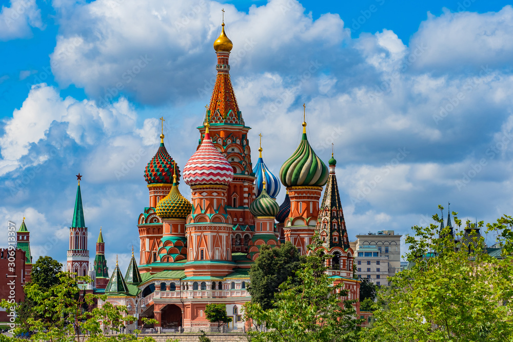 Obraz na płótnie Moscow. Russia. St. Basil's Cathedral on a summer day. Colorful domes of the temple on the background of trees. Red square. Sights capital of Russia. architecture of Moscow. Summer trip to Russia. w salonie
