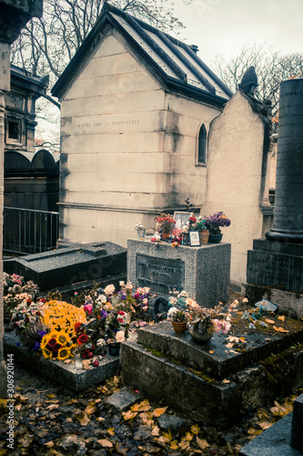 Fotografía Paris, France - November 18, 2019: Graves and crypts in Pere Lachaise Cemetery,