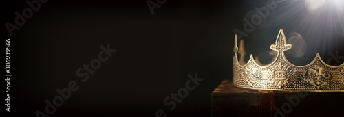 Fotografía low key image of beautiful queen/king crown over wooden table