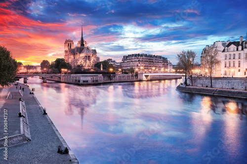 Obraz Dibond Notre Dame de Paris widok z Sekwany bez ludzi o zachodzie słońca. Widok spod mosta katedra w Paryż, Francja.