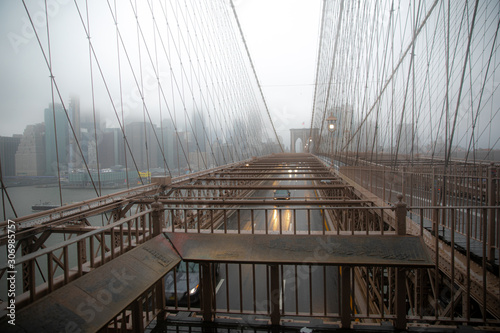 Plakat most wiszący  most-brooklinski-pod-deszczem-i-mgla