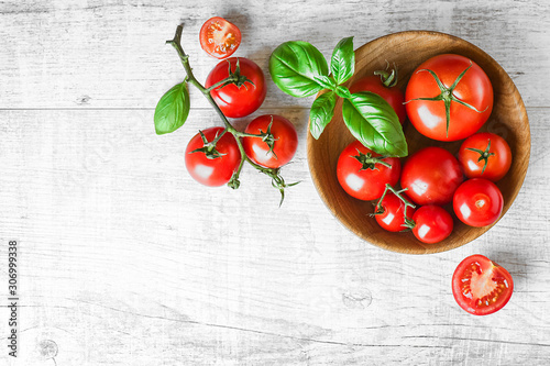 Fotomural Fresh red variety tomatoes with basil on white rustic table
