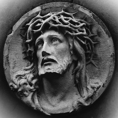 Fototapete - Close up ancient statue of Jesus Christ crown of thorns