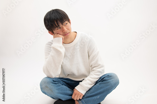 あぐらをかいて悩み事をする男子高校生 Stock Photo Adobe Stock あぐらをかいて悩み事をする男子高校生 Stock Photo Adobe Stock
