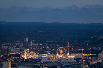 Abendlicher Blick über das Oktoberfest bei Alpensicht