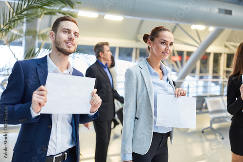 Fotografía Business people with blank name tags for the guest