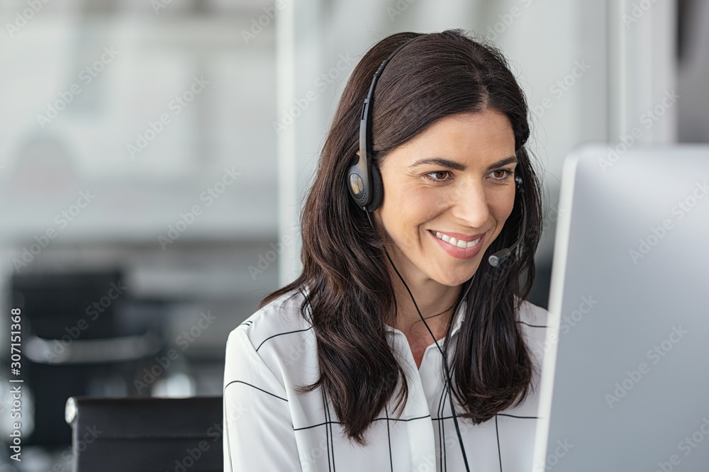 Smiling latin woman in call center - obrazy, fototapety, plakaty 