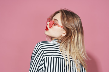 Wall Mural - young woman in sunglasses