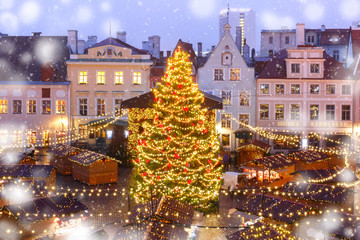 Wall Mural - Decorated and illuminated Christmas tree and Christmas Market at Town Hall Square or Raekoja plats, Tallinn, Estonia. Aerial view