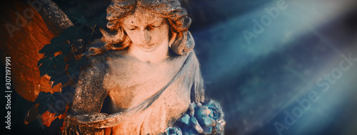 Fotografía Ancient statue of beautiful angel in the sunlight