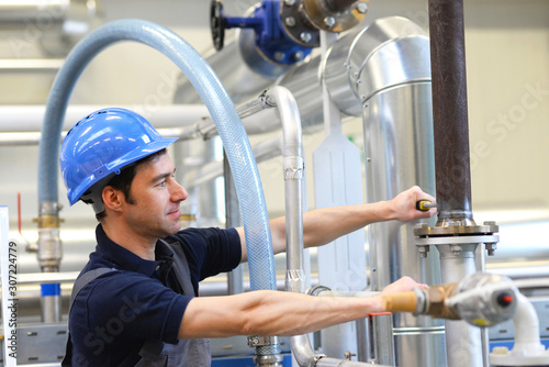 Fotomural Portrait Monteur/ Arbeiter in einer Industrieanlage am Arbeitsplatz // Portrait