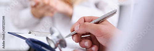 Fotomural Male doctor arm hold silver pen
