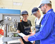 © industrieblick - Berufsausbildung Technik und Handwerk - Lehrlinge und Ausbilder an einer Borhmaschine // Vocational training in technology and crafts - apprentices and trainers at a borehole drilling machine