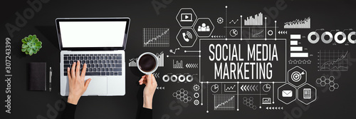 Fotografía Social media marketing concept with person using a laptop computer