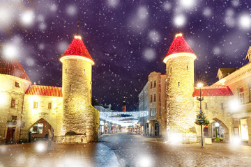 Fototapete - Decorated and illuminated Christmas Guard towers of Viru Gate and narrow street of Old Town at night, Tallinn, Estonia