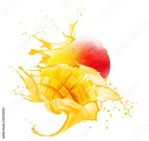Fotomural mango in juice splash isolated on a white background