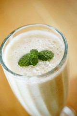 Poster - Smoothie in glass with mint leaves 