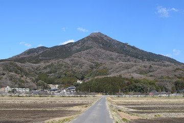 筑波山 ／ 日本百名山、日本百景、関東の富士見百景、日本の地質百選に選定されている、標高877mの筑波山です。男体山と女体山の２つの峰を持ち、古くから信仰の山として栄えてきました。