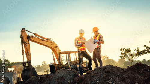 Fotografía Engineers discussion with architects work planing in construction site
