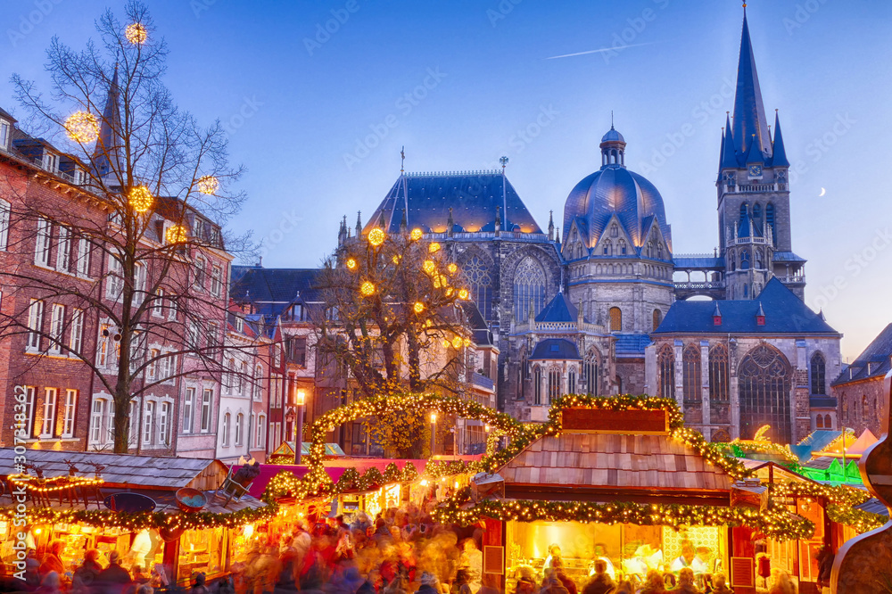 Weihnachtsmarkt rund um das Rathaus in Aachen - obrazy, fototapety, plakaty 