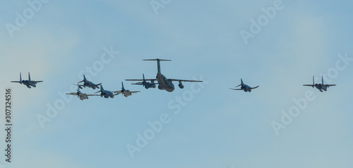 Fotomural Military aircraft flying for display