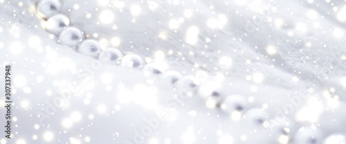 Cuadros en Lienzo Winter holiday jewellery fashion, pearl necklace on fur background, glamour styl