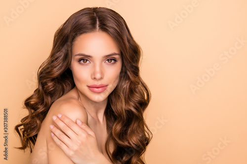 Fotomural Close-up portrait of nice attractive feminine sensual gorgeous wavy-haired girl