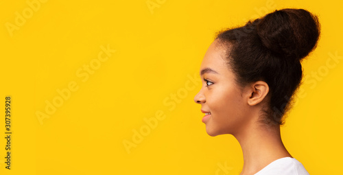 Fotografía Side view portrait of smiling african american woman
