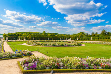 Nice View Of The Gardens Of Versailles At Latona’s Parterre Designed By André Le Nôtre. Throughout The Classic French Formal Garden,  Manicured Lawns, Sculptures And Fountains Can Be Admired. 