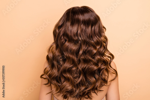 Fotografía Back rear side photo of charming girl show perfect strong wellness hairstyle hai