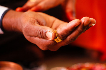 Traditional indian wedding ceremony : groom hand 