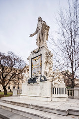 Fototapete - Wolfgang Amadeus Mozart Statue in Vienna, Austria.