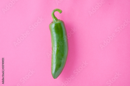 Fotografía Green jalapeño pepper on a pink background