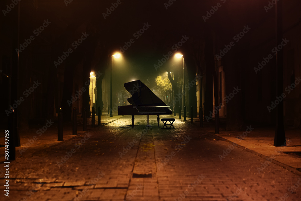 Piano de cola en la calle de la ciudad por la noche.Música romántica. - obrazy, fototapety, plakaty 